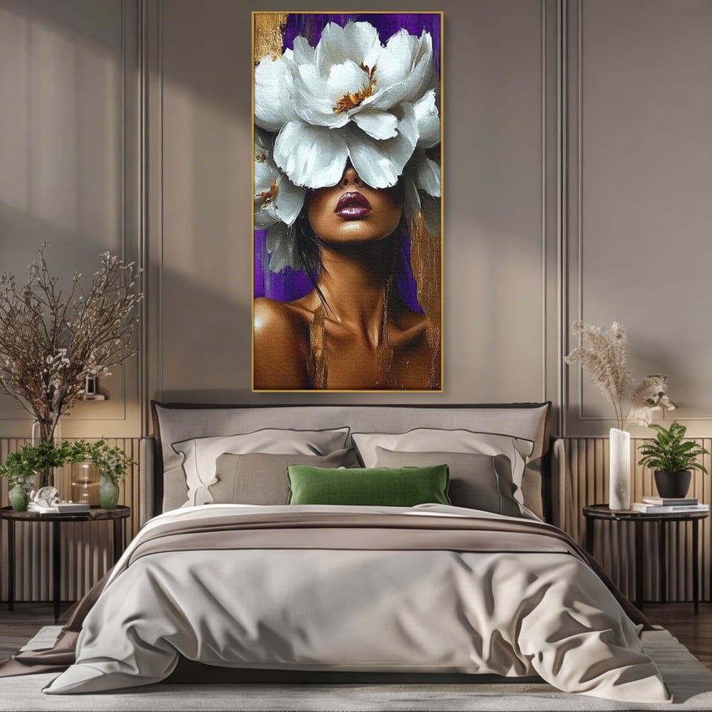 Tablou canvas cu tablou canvas cu femeie si flori albe, in rama de aluminiu auriu, pe perete intr-un dormitor